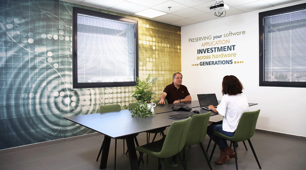 חדר ישיבות קיר כח