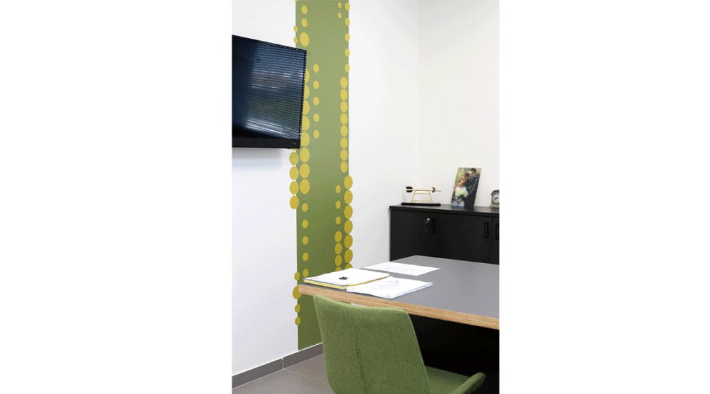 מיתוג קיר ירוק