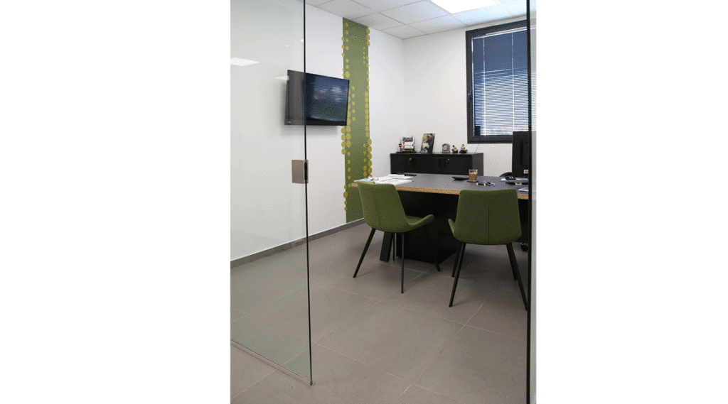 משרד כסאות ירוקים ומיתוג קיר ירוק