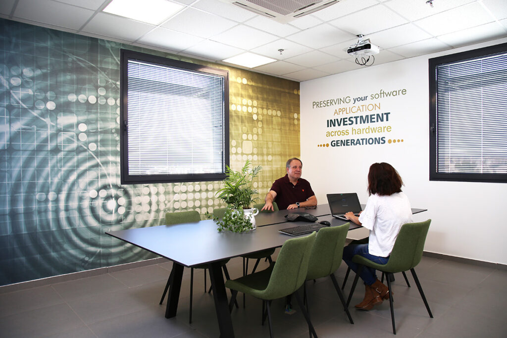 חדר ישיבות וקיר כח משרד