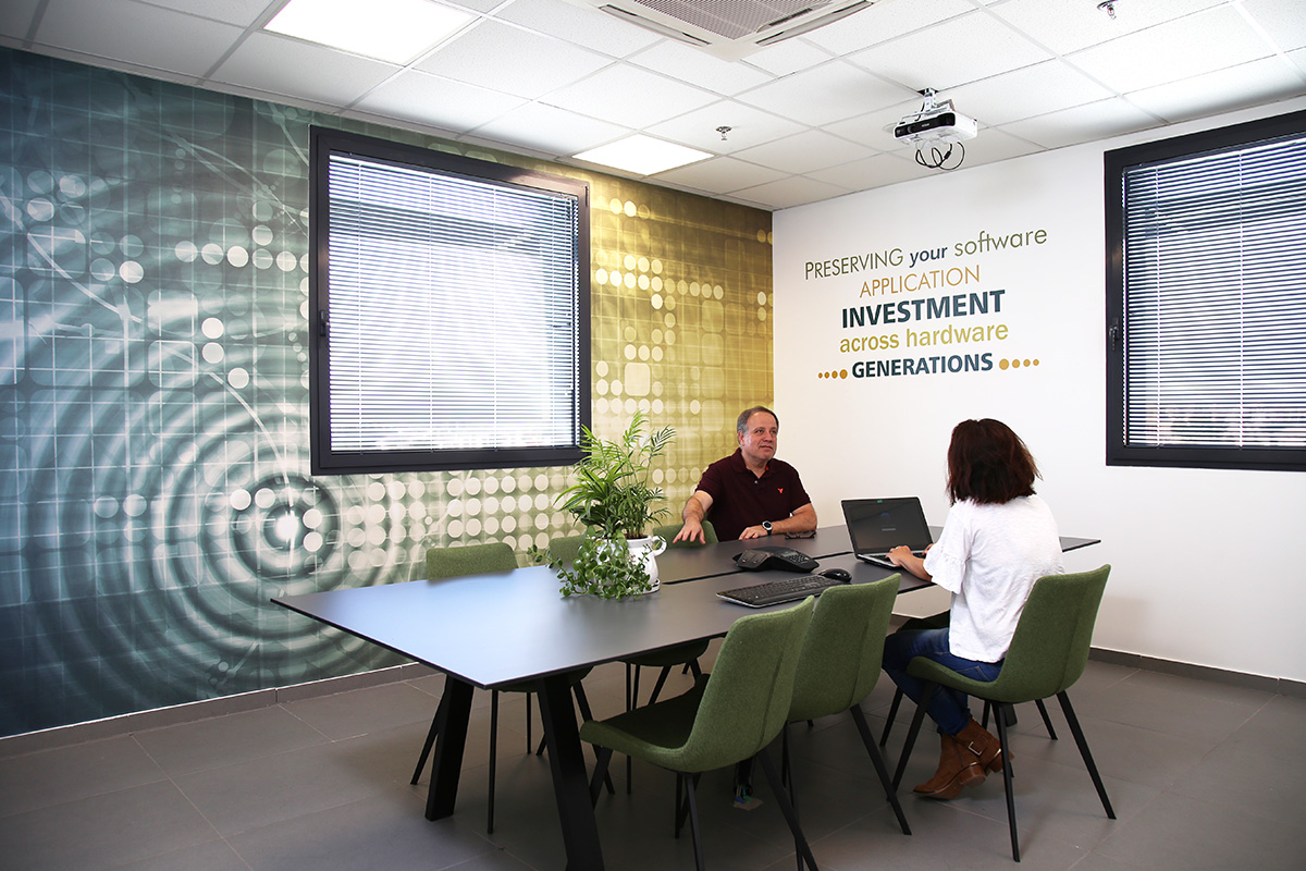 חדר ישיבות וקיר כח משרד