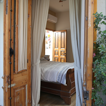 חדר שינה מבט מבחוץ דלתות עתיקות