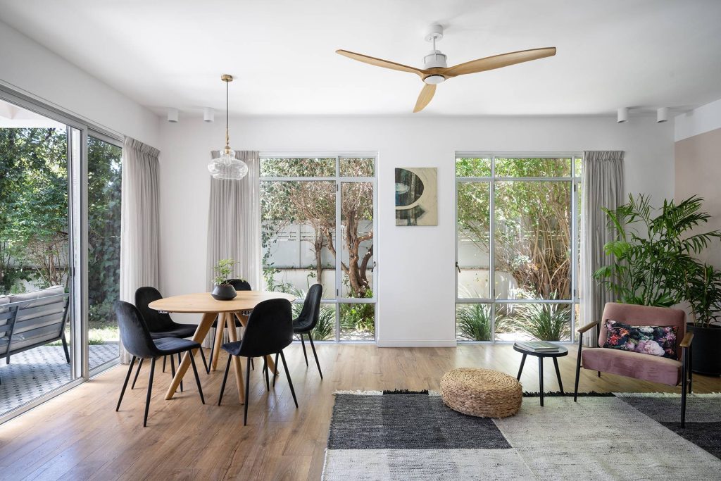 סלון פינת אוכל ומבט לגינה